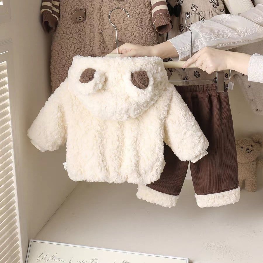 Warmes Baby-Kleidungsset – Beigefarbener Mantel mit brauner Hose