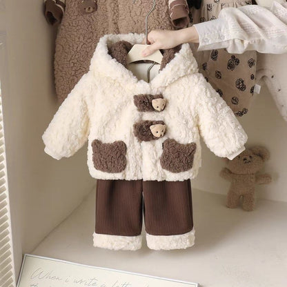 Warmes Baby-Kleidungsset – Beigefarbener Mantel mit brauner Hose